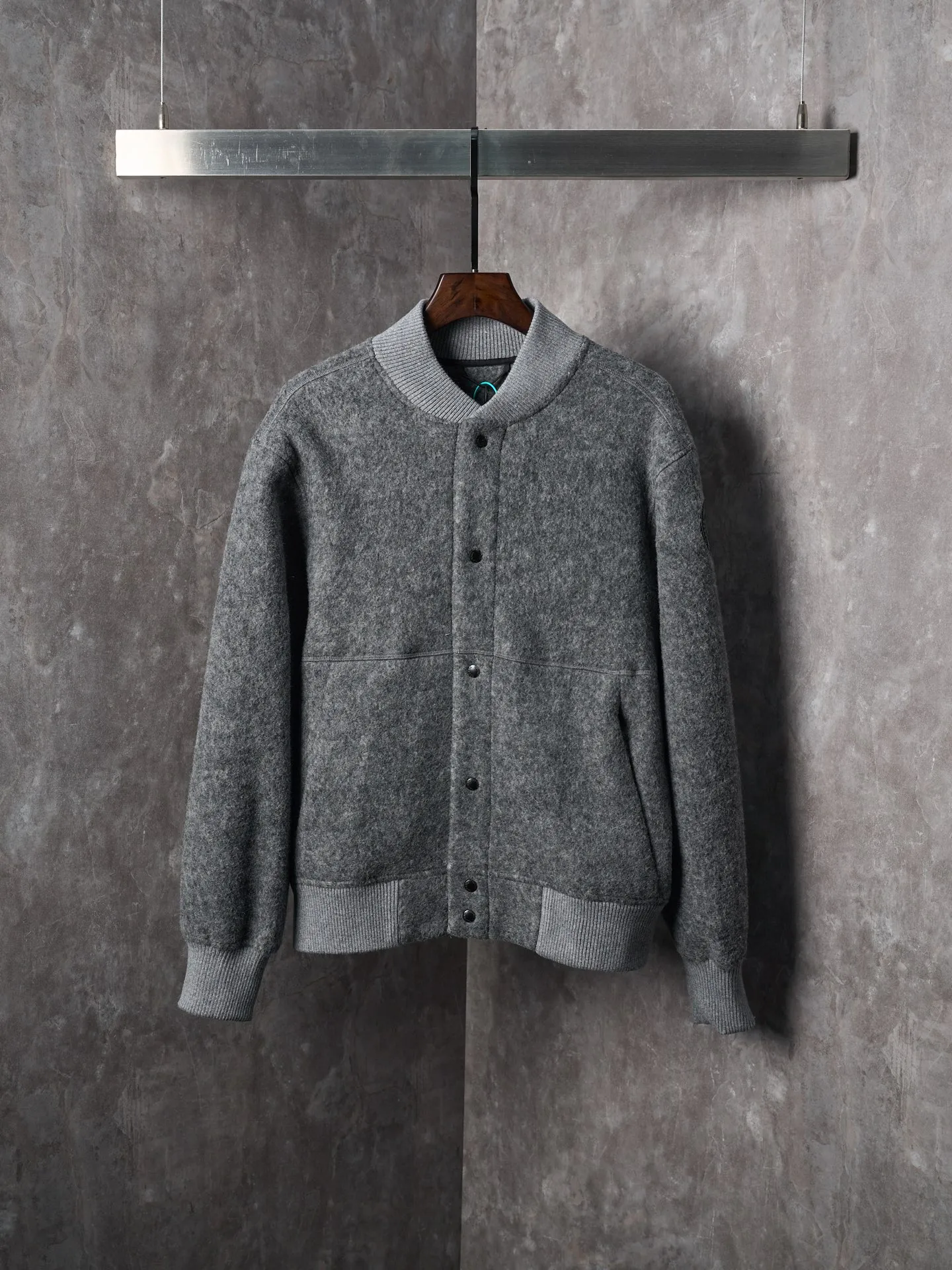 P760 Actual hanging auction] Canada Goose/Canada Goose Fleece Badge Button Cashmere Jacket [Color] Dark Gray Light Gray [Size] S M L XL Wool Blend Fabric: The main fabric of this jacket is light gray wool blend fabric to improve the wear resistance, wrinkle resistance and warmth of the fabric. Wool provides good warmth and a natural feel, while blended fibers enhance the fabric's practicality and durability.  RIBBED KNIT: The collar, cuffs and hem are ribbed knitted for added stretch and fit.  The cutting process needs to ensure that the texture and color of the fabric are evenly distributed, especially with this light gray tone, to avoid chromatic aberrations. The stretchability of wool-blend fabrics needs to be taken into consideration when cutting pieces to ensure dimensional stability of the finished garment.      Use a sewing needle and thread suitable for wool-blend fabrics to avoid damage to the fabric during sewing. The sewing stitches are even and firm to prevent thread stripping.      The temperature needs to be controlled during ironing to avoid high temperature damage to the fabric while keeping the fabric smooth and crisp.   The front and back body parts, sleeves and other main parts are stitched with flat seams to ensure a smooth silhouette.   Align the fabric texture at the splices to keep the look neat.     Details such as pockets and cuffs are designed with inset pockets to increase practicality and aesthetics.     The splicing areas are reinforced to improve durability.  The white circular armband on the left arm is an important part of the brand identity and is finely sewn to ensure it is strong and flat.
